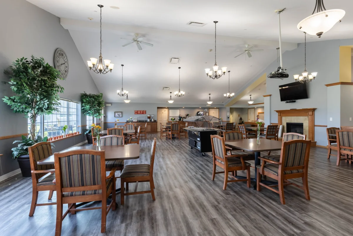 https://www.jaybirdseniorliving25.net/wp-content/uploads/2023/12/Courtyard_Estates_at_Hawthorne_Crossing_02_1200.webp