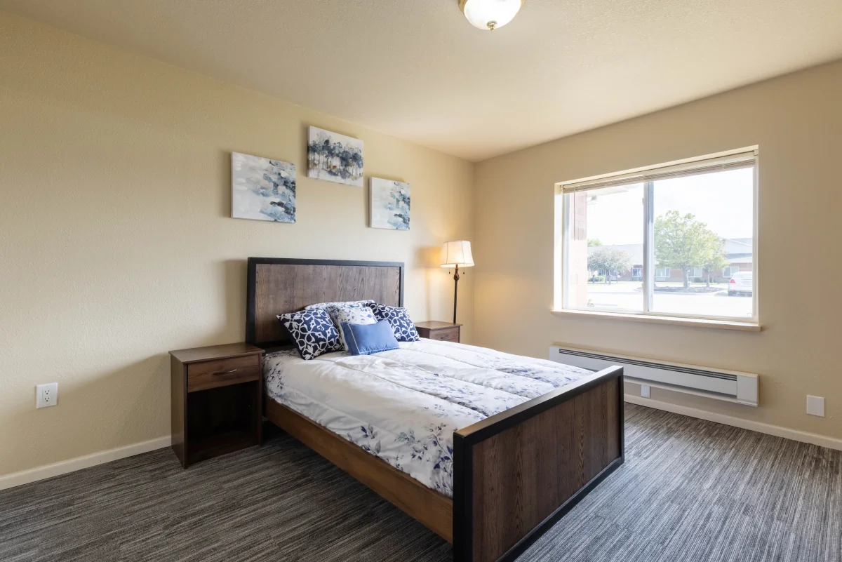 https://www.jaybirdseniorliving25.net/wp-content/uploads/2023/12/Courtyard_Estates_at_Hawthorne_Crossing_06_1200.webp