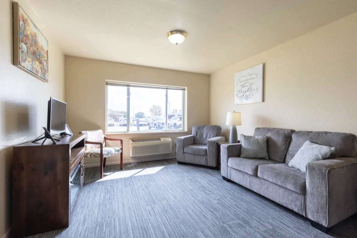 https://www.jaybirdseniorliving25.net/wp-content/uploads/2023/12/Courtyard_Estates_at_Hawthorne_Crossing_10_1200.webp