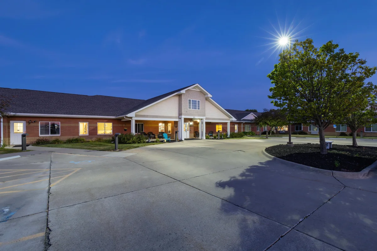 https://www.jaybirdseniorliving25.net/wp-content/uploads/2023/12/Courtyard_Estates_at_Hawthorne_Crossing_25_1200.webp