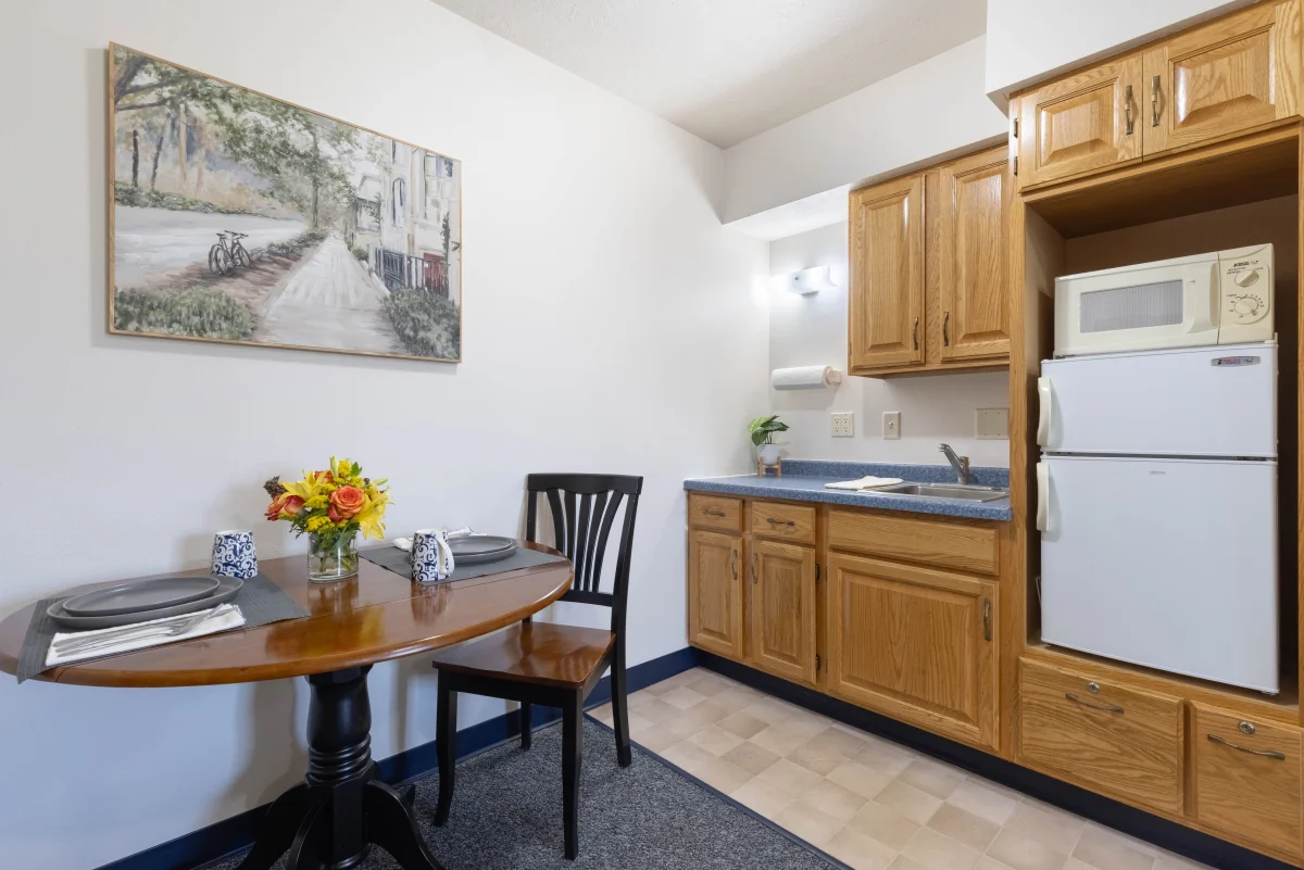 https://www.jaybirdseniorliving25.net/wp-content/uploads/2023/12/Holstein_Senior_Living_10_1200.webp