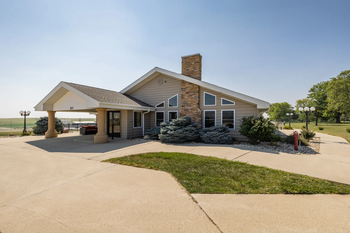 https://www.jaybirdseniorliving25.net/wp-content/uploads/2023/12/Holstein_Senior_Living_33_1200.webp