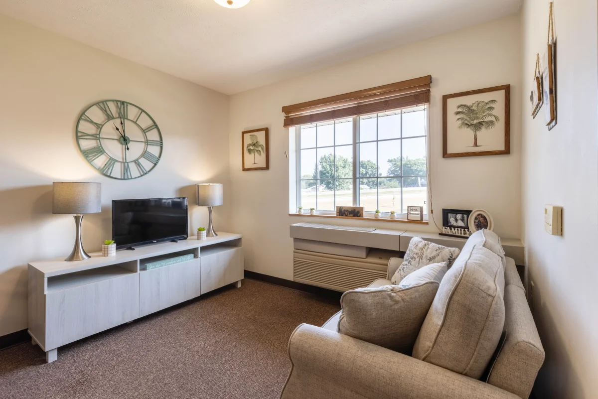 https://www.jaybirdseniorliving25.net/wp-content/uploads/2023/12/Lawton_Senior_Living_12_1200.webp