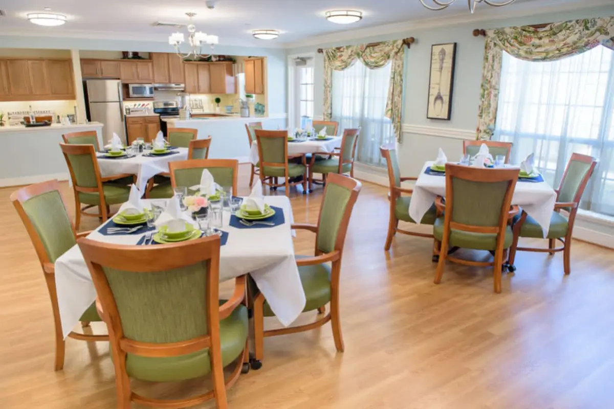 https://www.jaybirdseniorliving25.net/wp-content/uploads/2024/07/Dining-Room-2.webp